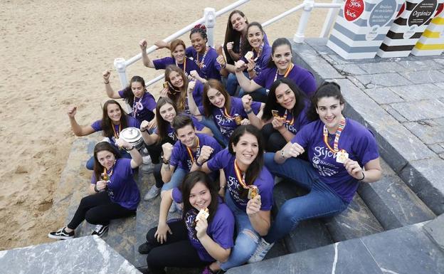 Las campeonas del Mavi presumen de Copa en Gijón