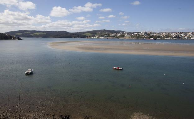 Rescatan a dos tripulantes de un pesquero hundido en Ribadeo