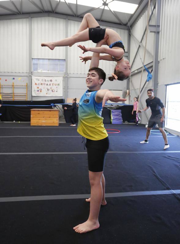 Un joven gimnasta sierense que desafía a la gravedad