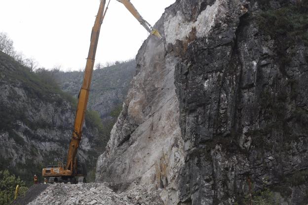 Empresarios de Caso piden la retirada de los carteles de 'carretera cortada'