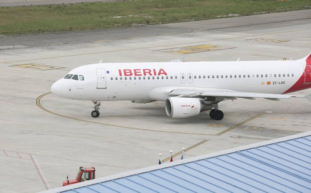 Iberia deja en tierra a 30 pasajeros del vuelo a Madrid
