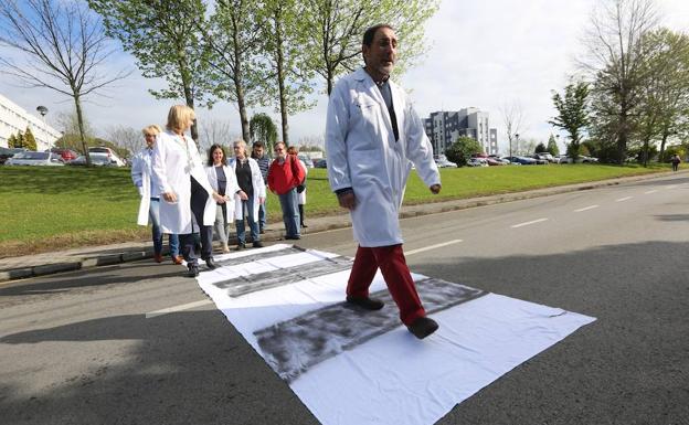 Los trabajadores del Hospital San Agustín piden un paso de cebra en la carretera de Heros