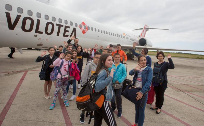 Escolares del Occidente asturiano vuelan con Volotea de la mano del X Foro Comunicación y Escuela