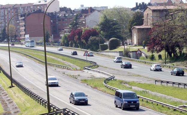 Principado y Ayuntamiento de Oviedo estudiarán una alternativa a la entrada del bulevar de Santullano