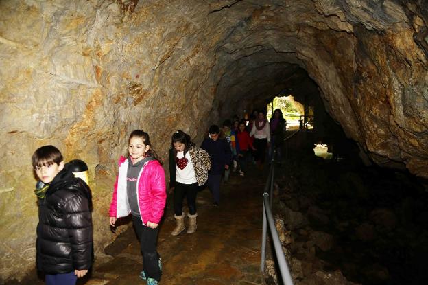 El futuro de la cueva de Tito Bustillo enfrenta a Foro y PSOE en Ribadesella