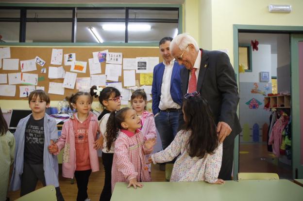 El padre Ángel visita el colegio Rey Aurelio