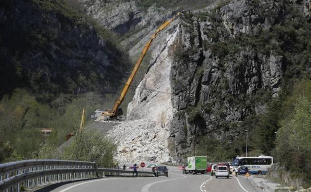 Las obras del argayo de Caso se centran en asegurar la parte más baja del talud