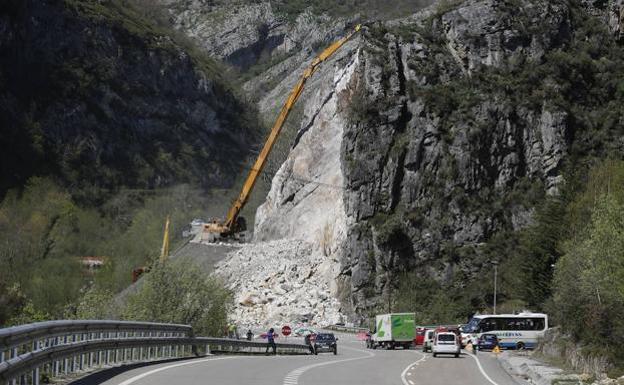 Infraestructuras inicia la segunda fase para la retirada del argayo de Anzó