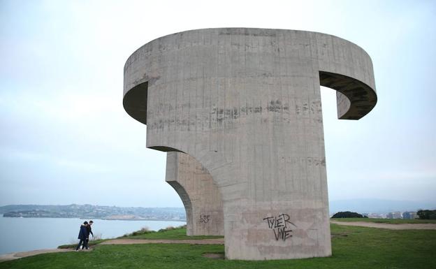El PP pide un plan integral para el Cerro de Santa Catalina que incluya iluminar el 'Elogio del Horizonte'