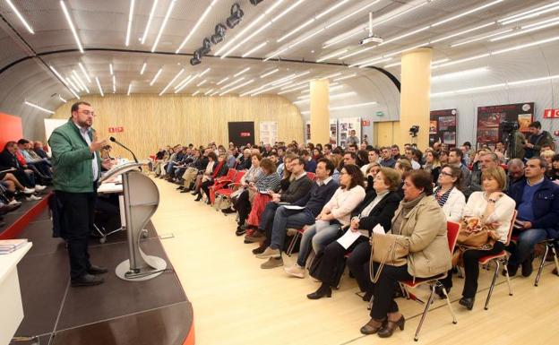 Dirigentes y cargos socialistas piden a Barbón que se presente a las primarias para la candidatura al Principado
