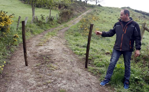 Un ganadero de Nava denuncia el cierre de un camino público desde hace más de un año