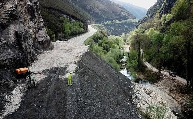 Las labores de retirada del argayo de Caso comenzarán en una semana