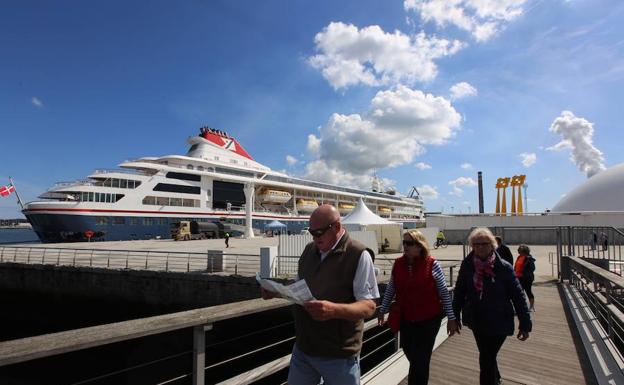 El crucero 'Braemar' trae el sol a Avilés para cerrar el puente festivo