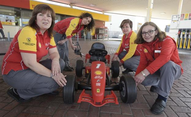 La gasolinera de Tremañes gestionada por mujeres, un referente nacional