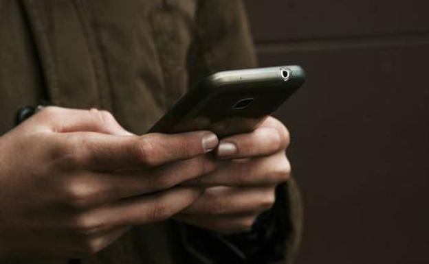 Dos menores rompen la nariz y la órbita ocular a una joven de A Coruña que se negó a darles su número de teléfono