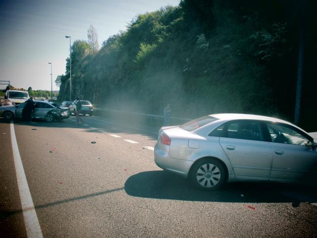 Atascos en la incorporación a Viesques desde la A-8 por un accidente entre dos coches