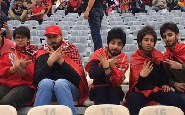 Cinco aficionadas iraníes se disfrazan de hombre para colarse en un estadio de fútbol