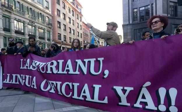Miles de personas se manifiestan en Oviedo para reclamar la oficialidad