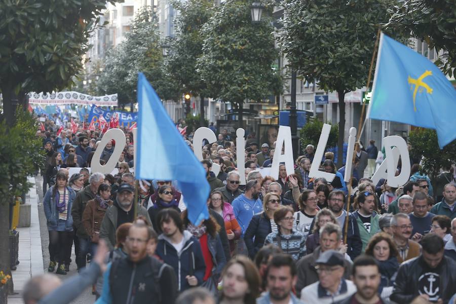 Miles de personas marchan en Oviedo para pedir la oficialidad del asturiano