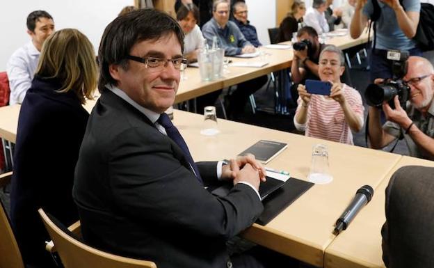 JxCat propone investir a Puigdemont antes del 14 de mayo con la reforma de la Ley de Presidencia