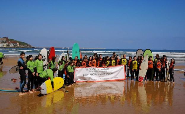 Los surfistas piden que el grado en Deportes vaya a Gijón