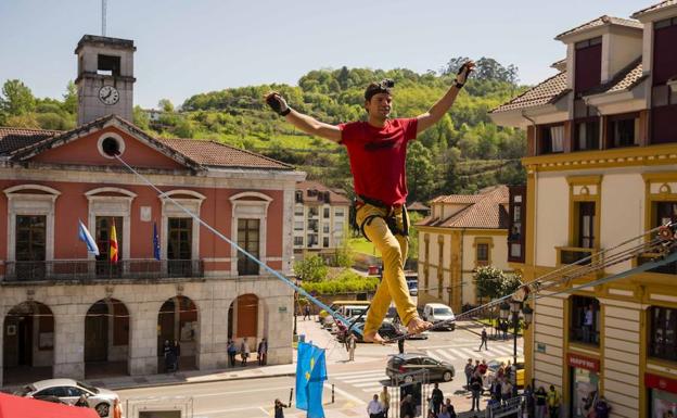 Espectacular exhibición de equilibrio sobre la cuerda floja en Infiesto