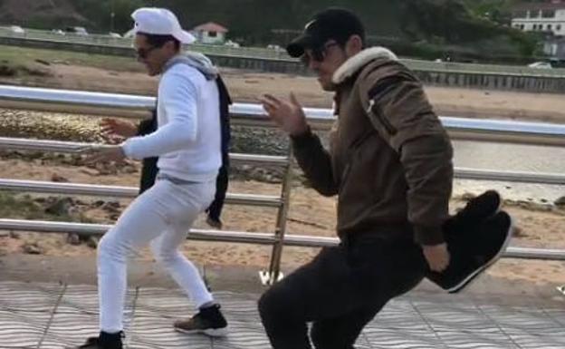 Mario Casas arrasa en Instagram con un baile en Colunga