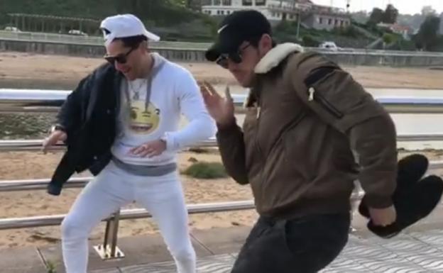 Mario Casas se luce con el baile en Colunga