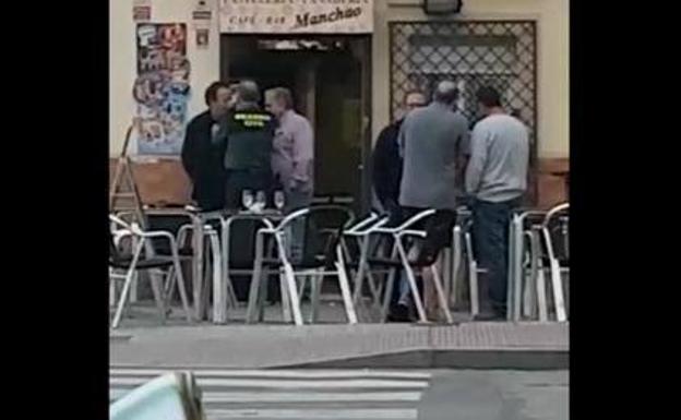 Un grupo de vecinos impide a un capitán de la Guardia Civil conducir ebrio