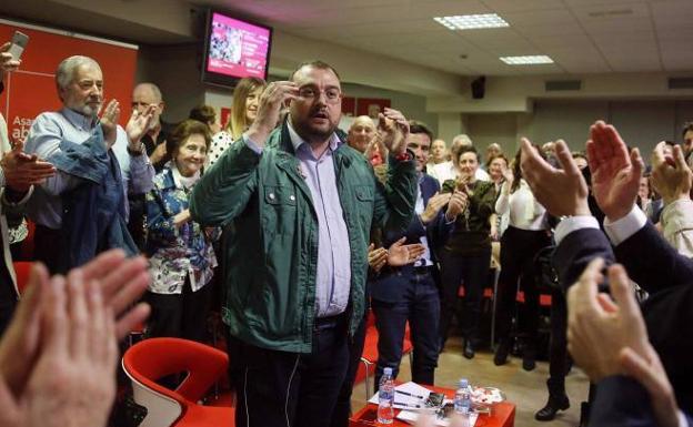 Adrián Barbón: «Aquí me tenéis, estoy dispuesto a ser el candidato del PSOE»
