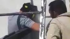 Los soldadores, la cañería y la escalera, nueva fiesta viral