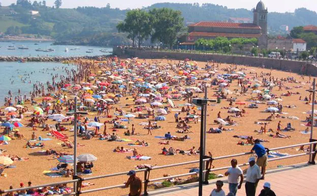 El alcalde admite que la playa de Luanco «no está lista» para ...