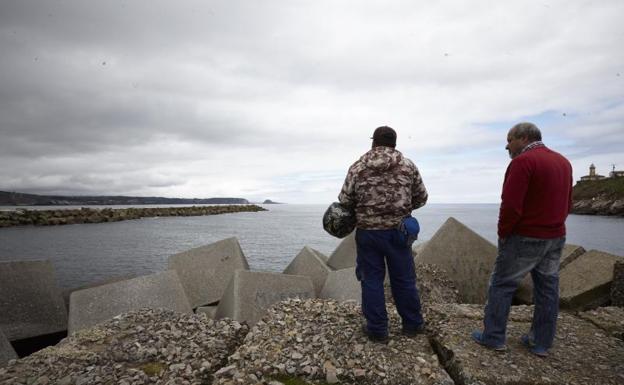 Los accidentes mortales obligan al Puerto de Avilés a multar a quienes accedan al espigón de San Juan