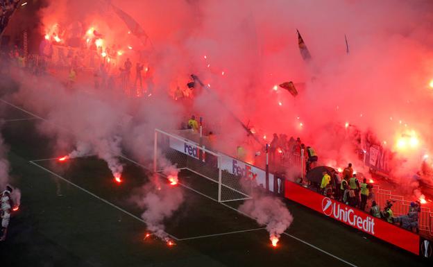 Camisetas blancas y azules llegaron directas con bengalas para inundar el estadio