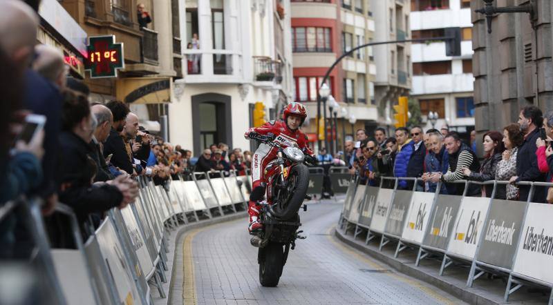 Rugidos y acrobacias en Gijón para presentar el Motoweekend