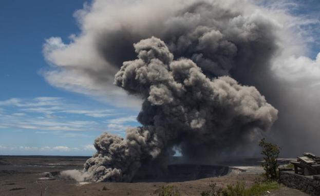 El volcán Kilauea de Hawái entra en erupción y lanza ceniza a 9.000 metros