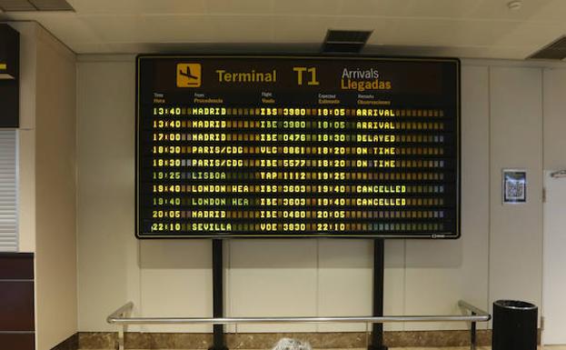 El retraso de un avión a Madrid más de tres horas irrita a los pasajeros asturianos