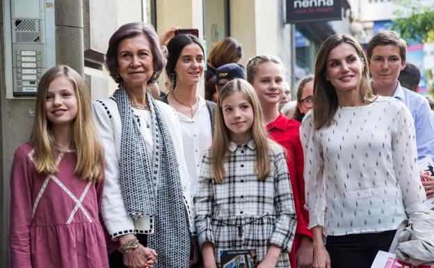 Doña Sofía y Doña Letizia acuden con la Princesa Leonor y la Infanta Sofía al musical 'Billy Elliot'