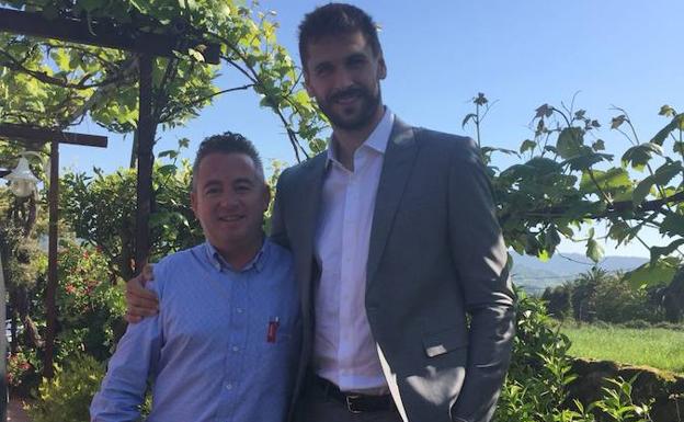 Fernando Llorente, de comunión en Gijón