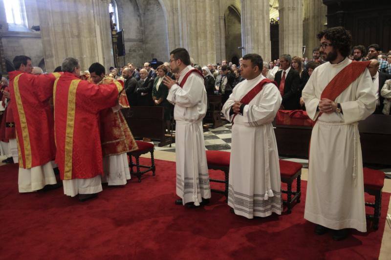 El arzobispo de Oviedo ordena en la Catedral a tres nuevos sacerdotes