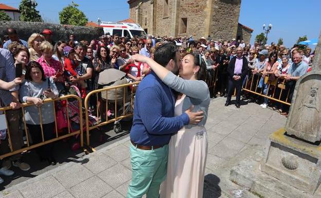 Un puchero de récord con 155 besos en el rito de las fiestas de Villalegre