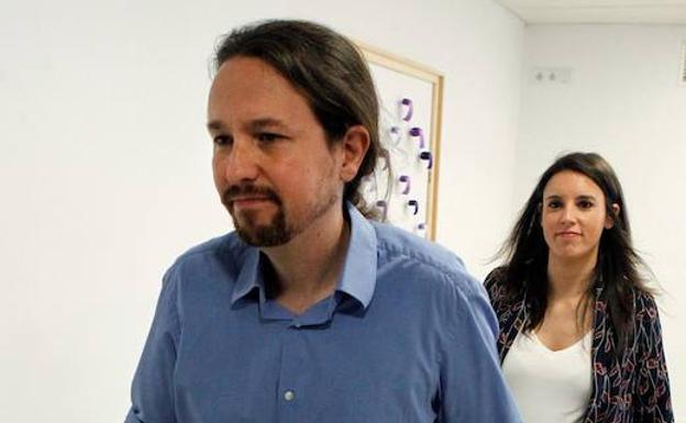 Iglesias y Montero avisan de que también dimitirán si la participación en su consulta es baja