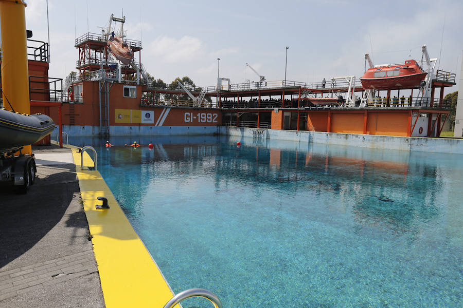 Simulacro de extinción de incendio en un avión