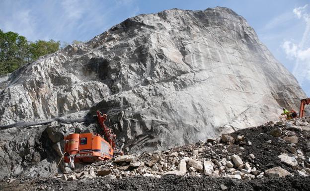 Dos mil metros de cables metálicos para sujetar una montaña