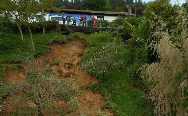 Acordonado el acceso al puerto deportivo de El Puntal, en Villaviciosa, por un argayo