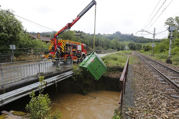 La intensa lluvia desborda el Pinzales y causa daños en Fontaciera y Sotiello