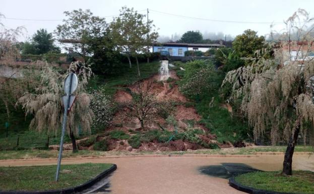 La lluvia salpica Asturias de argayos