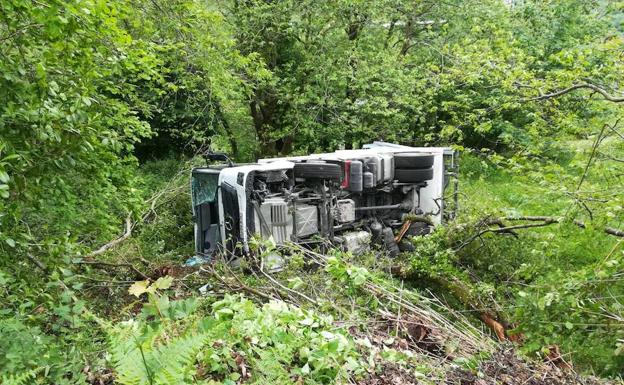 Tres operarios de Cogersa, heridos en un accidente en Bimenes