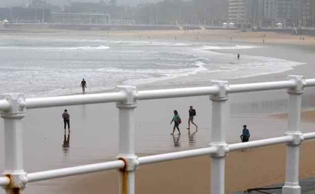IU invita a Aparicio a bañarse en San Lorenzo «a lo Fraga Iribarne» tras la aparición de manchas con olor a heces