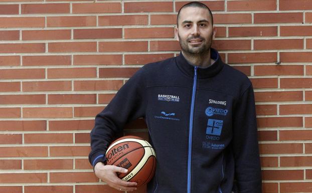 Javi Rodríguez coge las riendas del banquillo del Oviedo Baloncesto